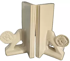 SERRV handgeschnitzte Speckstein Löwe Buchstützen aus Kenia, Afrika, 3"x4"x5" - Bild 1 von 4