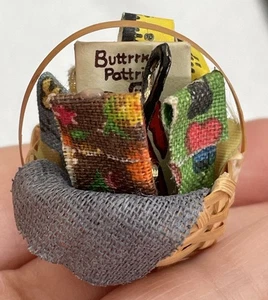 PUPPENSTUBE MINIATUR NÄHKORB  - Bild 1 von 21