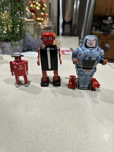 Zinn Windup Roboter, Proton, Astronaut, rote Lilie Put Ornament  - Bild 1 von 6