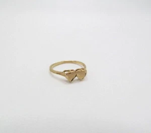 Anillo de oro amarillo de 14K con dos corazones de metal cepillado talla 4 - Imagen 1 de 6