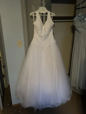 Oleg Cassini Wedding Gown. Size 12 - Image 1 of 4