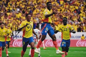 Football - Jefferson Lerma - Hand Signed 12x8 Inch Photograph - Colombia - COA - Picture 1 of 1