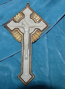 Placa de pared crucifijo vintage metal dorado en relieve y plástico blanco 6,5" de alto - Imagen 1 de 5
