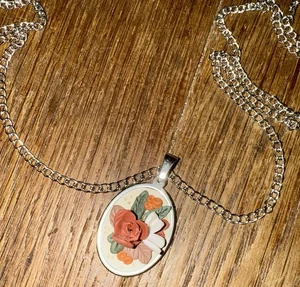 Collana ovale con ciondolo fiore rosa bianco dipinto a mano catenina 17" - Foto 1 di 7