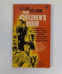 The Children's Hour Lillian Hellman 1962 Filmfotos Krawatte im Taschenbuch *LESEN* - Bild 1 von 9