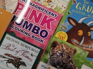 ⭐Children's Books, LARGE box of 7 Books, Reading, Colouring, Stickers⭐ - Imagen 1 de 3