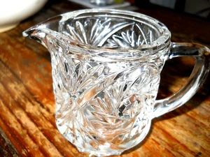 Kleines Milchkännchen aus klarem geschliffenem Glas, 3" hoch, sehr hübsch -fängt leicht schön, schwer - Bild 1 von 7