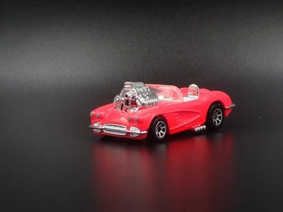 1958 58 Chevy Chevrolet Corvette Convertible Rosa 1:64 Scala Modellino Auto - Immagine 1 di 4