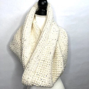 BUFANDA INFINITY LOOP Off White with Selents Handmade Crochet Knit Winter Cowl - Imagen 1 de 6