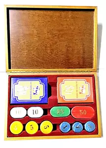 ASTUCCIO PORTA CARTE in LEGNO con 2 MAZZI di CARTE e 100 FICHES DIDATTO GIOCHI - Foto 1 di 4