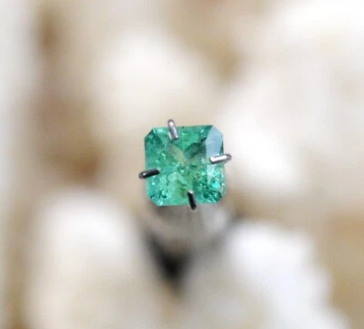 Beryll Var. Smaragd 0.6 Carat - Muzo Mine , Boyacá Department, Kolumbien - Bild 1 von 4