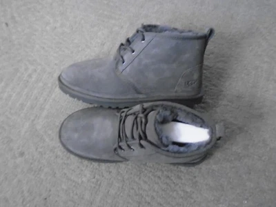 BOTAS DE TORNOZELO UGG NEUMEL 3236 MASCULINAS CHARCOL CHUKKA TAMANHO 9 NOVAS COM CAIXA - Imagem 1 de 4