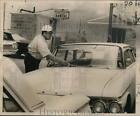1964 photo de presse policier de la Nouvelle-Orléans plaçant un billet sur une voiture pare-brise