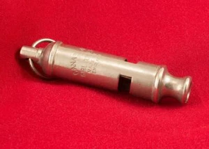 GIRL GUIDES CANADA - WHISTLE - MADE IN ENGLAND CIRCA 1950's REF0100G - Picture 1 of 1