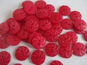 50 Round Orange Slice Pinwheel Buttons 15mm Red Sewing Knits Baby Q09 - Picture 1 of 2