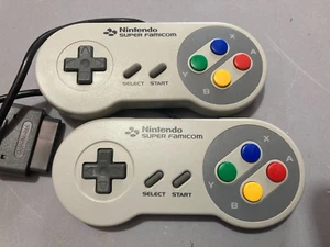 x 2 Official SNES Super Nintendo Controllers Ninitendo Famicom Works On PAL UK - Picture 1 of 2