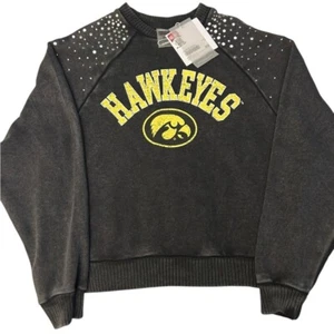FELPA NUOVA CON ETICHETTE GAMEDAY COUTURE IOWA HAWKEYES CHARCOAL STUD CREW donna XS - Foto 1 di 9