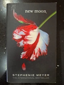 New Moon by Stephenie Meyer International Best Seller Paperback - Picture 1 of 2