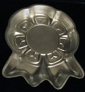 WILTON BLUE RIBBON VINTAGE CAKE PAN 1979 502-2286 MEDAL BLUE RIBBON CAKE PAN - Picture 1 of 3