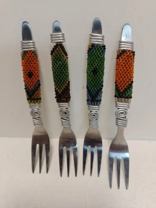 Juego de 4 horquillas africanas con mango de alambre con cuentas - utensilios tribales hechos a mano decoraciones - Imagen 1 de 10
