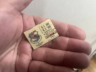 GI JOE ВИНТАЖНЫЙ 1960-е ИДЕНТИФИКАЦИОННЫЙ ЛИСТ НАКЛЕЕК С ЭМБЛЕМОЙ ACTION PILOT для КОРОБКИ C-10 НЕИСПОЛЬЗОВАННЫЙ - Изображение 1 из 4