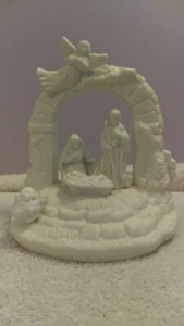 St Nicholas Square Jade Porcelain Musical Nativity Plays Away in a manger CH1215 - Picture 1 of 6