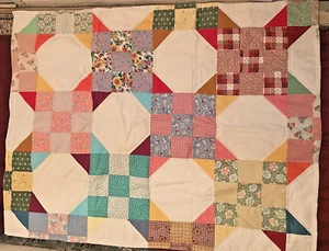 Patchwork Schoßquilt 36 x 42 weiß rosa Blumen geomettisch sanft gebraucht - Bild 1 von 4