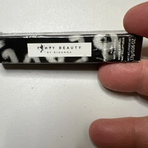 Lápiz labial mate de felpa Fenty Beauty Mattemoiselle Rouge A Levrus nuevo en caja 0,06 oz. - Imagen 1 de 6