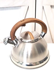 Tetera de inducción estilo italiano Balduzzi 2,5 cuartos mango de madera sintética inoxidable - Imagen 1 de 5