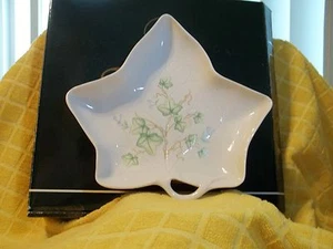 MIB BELLEEK China klassische Efeu blattförmige Schale mit Ranken aus grünem Efeu - 2001 - Bild 1 von 4