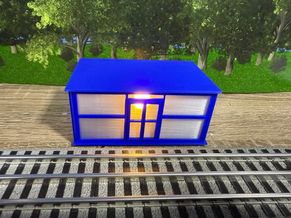 O Scale Small Passenger Station Trolley or Bus Shelter - Builtup and Lighted - Image 1 of 4