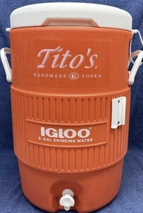 NUEVO ENFRIADOR DE AGUA IGLÚ DE 5 GALONES VODKA HECHO A MANO TITO’S - Imagen 1 de 3