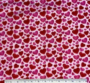 Corazones rosados rojos de San Valentín de 1/2 yarda en vidrio Henry 100 % tela de algodón - Imagen 1 de 3