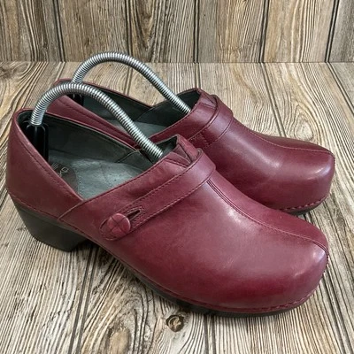 Zuecos de cuero solsticio Dansko para mujer sin cordones de cuero de mula rojo borgoña EE. UU. 12-42 Foto 1 de 4