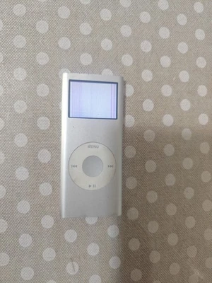 Apple iPod Nano A1199 2nd Generation 2GB Argento Silver N705 - Immagine 1 di 4