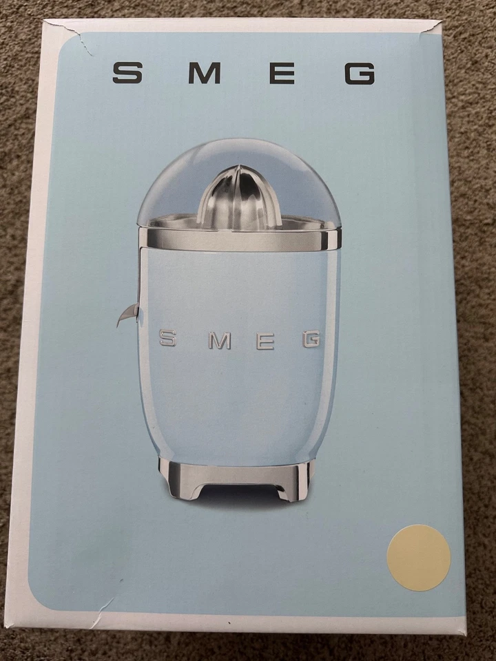 Exprimidor de cítricos SMEG color crema CJF11CRUS nuevo en caja Foto 1 de 4