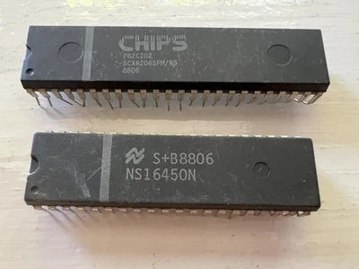Chip compatible con PC/AT Legacy P82C202 y chip de interfaz de comunicación NS16450N UART Foto 1 de 3