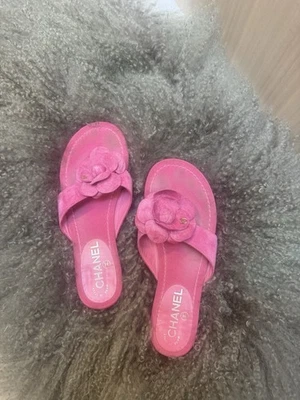 Sandalias Chanel Rosa Gamuza T-Strap Talla: 36.5 Foto 1 de 4