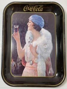 Vassoio da portata vintage 13" metallo COCA-COLA ""Flapper Girl"" 1925 pubblicità 1973 - Foto 1 di 2
