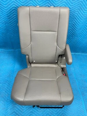 Сиденье второго ряда Lexus GX460 с подлокотником под правую руку Sepia: LB40 перфорированное 08/2013-10/2016 от оригинального производителя - Изображение 1 из 4