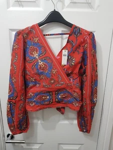  Anthropologie Langarm V-Ausschnitt Halstuch Krawatte zurück kurz geschnitten rot Druck Größe S UVP £90 - Bild 1 von 6