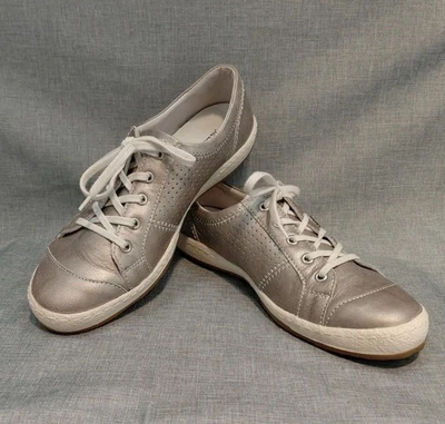 Zapatilla deportiva Josef Seibel de cuero Caspio de moda para mujer 39 EE. UU. 8 platino plata blanca Foto 1 de 4