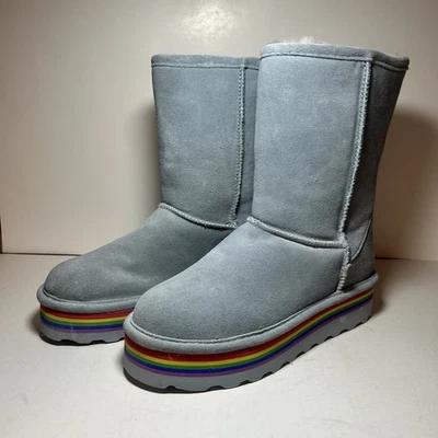 Bota Plataforma BearPaw Retro Elle Azul Niebla Para Mujer Talla 9 Modelo 2486W Arco Iris Foto 1 de 4