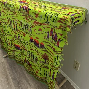 Bufanda Sarong Africana Vibrante Verde Tribal Village Life 60"x43” Extremos de Flecos - Imagen 1 de 12