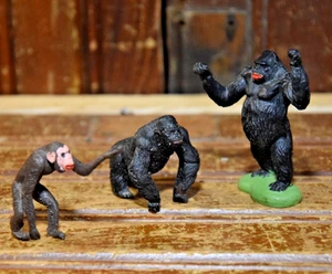 MONO DE PLÁSTICO BRITÁNICO GORILA PRIMATE SIMIOS ZOOLÓGICO ANIMALES JUGUETES 3 PIEZAS DE COLECCIÓN 1969 - Imagen 1 de 18