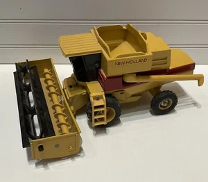 ERTL 1/32 Scale New Holland TR96 Diecast Combine Tractor - Picture 1 of 12