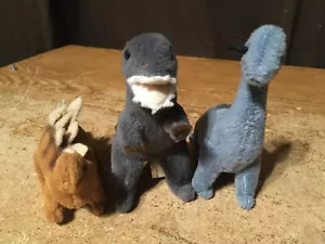 3X APPLAUSI DAKIN TINIES DINOSAURO AMICI STEGOSAURUS TYRANNOSAURUS APATOSAURUS - Foto 1 di 9