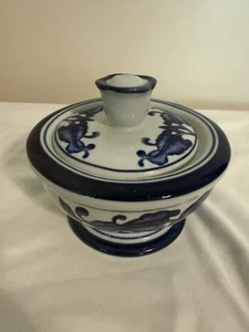 Azúcarero vintage de porcelana azul y blanco Bombay Co. con tapa diseño floral - Imagen 1 de 7
