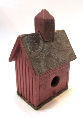 Antiguo patrón estampado artesanal primitivo techo de hojalata rojo granero madera pajarera Foto 1 de 4