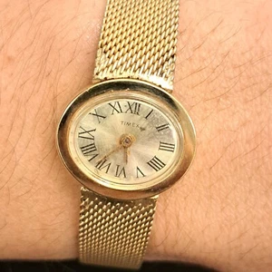 Orologio Vintage Timex Donna Tono Oro Quadrante Tondo Cinturino Maglia Originale Carica Manuale - Foto 1 di 8